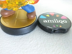 amiiqo-vs-mario-amiibo-angle